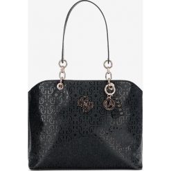 Guess Chic Shine Torebka Czarny. Czarne torebki klasyczne damskie Guess, w paski, z materiału, bez dodatków. Za 766,95 zł.