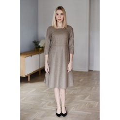 Sukienka Asteria Aulne 32 beż. Brązowe sukienki damskie Marie Zélie, w paski, z bawełny, klasyczne, z klasycznym kołnierzykiem, bez rękawów, trapezowe. Za 447,00 zł.