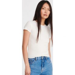 T-shirt basic - Kremowy. Białe t-shirty damskie Reserved, s, bez wzorów, bez kołnierzyka. Za 39,99 zł.