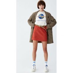 Minispódniczka ze sztucznego zamszu ze stębnowaniem. Szare spódniczki damskie Pull&Bear, bez wzorów. Za 69,90 zł.
