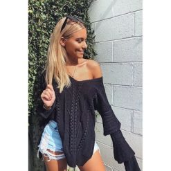 Bluzka AMALIA BLACK. Czarne bluzki damskie Bluzka AMALIA BLACK, uniwersalny, bez wzorów, bez kołnierzyka, bez rękawów. W wyprzedaży za 89,00 zł.