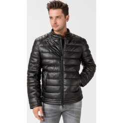 Guess Kurtka Czarny. Czarne płaszcze męskie Guess, na jesień, l, z aplikacjami, z poliesteru, bez kaptura. Za 805,95 zł.