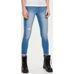 Jeansy skinny z przetarciami - Niebieski. Niebieskie jeansy damskie Sinsay. Za 79,99 zł.