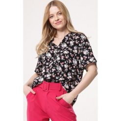 Czarna Bluzka Run Chase. Czarne bluzki damskie Born2be, na imprezę, xl, z aplikacjami, bez kołnierzyka, z krótkim rękawem. Za 49,99 zł.