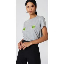 NA-KD T-shirt Lime - Grey. Szare t-shirty damskie marki NA-KD, z nadrukiem, z dzianiny, z okrągłym kołnierzem. W wyprzedaży za 21,88 zł.