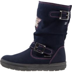 Richter Kozaki atlantic/fuchsia/candy. Niebieskie buty zimowe damskie marki Richter, z weluru, na wysokim obcasie. W wyprzedaży za 197,45 zł.