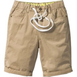 Luźniejsze bermudy z wywijanymi nogawkami bonprix jasny khaki. Brązowe spodnie chłopięce marki bonprix, bez wzorów. Za 49,99 zł.