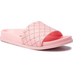 Klapki JUICY COUTURE BLACK LABEL - Calleigh JB350 Preppy Pink. Różowe klapki damskie Juicy Couture Black Label, bez wzorów, ze skóry ekologicznej, bez obcasa. W wyprzedaży za 309,00 zł.