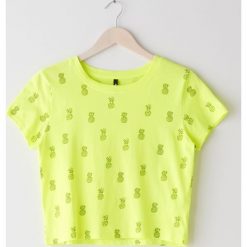 Crop top z nadrukiem - Żółty. Żółte topy damskie Sinsay, s, z nadrukiem, bez kołnierzyka. W wyprzedaży za 15,99 zł.