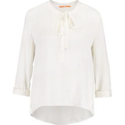 BOSS CASUAL ENDAI Bluzka open white. Białe bluzki damskie BOSS Casual, na co dzień, bez wzorów, z jedwabiu, casualowe, bez kołnierzyka, bez rękawów. Za 599,00 zł.