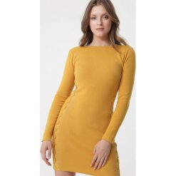 Żółta Sukienka Lurnea. Żółte sukienki damskie Born2be, na zimę, xl, w koronkowe wzory, z dzianiny, bez kołnierzyka, bez rękawów, długie, mini, dopasowane. Za 109,99 zł.