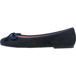 Pretty Ballerinas Baleriny navy/blue. Niebieskie baleriny damskie Pretty Ballerinas, bez wzorów, ze skóry, klasyczne, bez obcasa. Za 539,00 zł.
