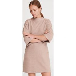 Dzianinowa sukienka - Beżowy. Brązowe sukienki damskie Reserved, s, bez wzorów, z dzianiny, bez kołnierzyka, bez rękawów. W wyprzedaży za 49,99 zł.