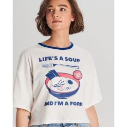 Koszulka oversize z nadrukiem - Kremowy. Białe koszulki damskie Cropp, s, z nadrukiem, bez kołnierzyka. Za 29,99 zł.