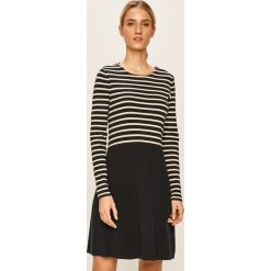 Vero Moda - Sukienka. Niebieskie sukienki damskie Vero Moda, na co dzień, s, bez wzorów, z bawełny, casualowe, z okrągłym kołnierzem, z długim rękawem, długie, mini, rozkloszowane. W wyprzedaży za 129,90 zł.