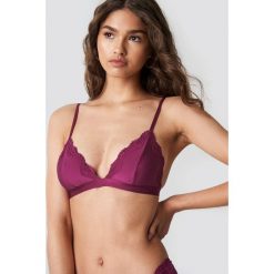 NA-KD Lingerie Biustonosz z koronkowym wykończeniem - Purple. Fioletowe biustonosze NA-KD Lingerie, z haftami, z satyny. W wyprzedaży za 30,47 zł.