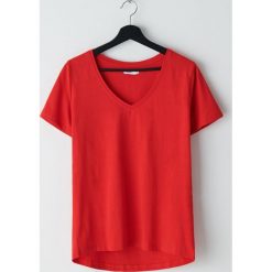 Gładka koszulka oversize - Czerwony. Czerwone koszulki damskie Cropp, s, bez wzorów, bez kołnierzyka, bez rękawów. W wyprzedaży za 18,19 zł.