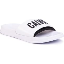 Klapki CALVIN KLEIN SWIMWEAR - Slide KW0KW01033 YCD. Białe klapki damskie Calvin Klein Swimwear, bez wzorów, z tworzywa sztucznego, bez obcasa. Za 179,00 zł.