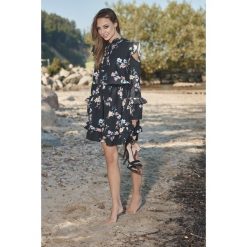 Modna sukienka z wyciętymi ramionami czarny w kwiatki NATALIA. Czarne sukienki dziewczęce marki Lemoniade, z nadrukiem, z długim rękawem, długie, maxi. Za 229,00 zł.