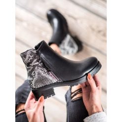 Workery na platformie snake print. Workery damskie SHELOVET, ze skóry ekologicznej, bez obcasa, na platformie, bez zapięcia. Za 145,90 zł.
