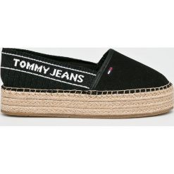Tommy Jeans - Espadryle. Czarne espadryle damskie Tommy Jeans, bez wzorów, z jeansu, bez obcasa, na platformie. W wyprzedaży za 219,90 zł.