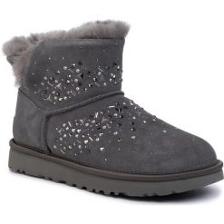Buty UGG - W Classic Galaxy Bling Mini 1103799 Chrc. Szare kozaki damskie Ugg, na zimę, z wełny, na niskim obcasie, bez zapięcia. Za 939,00 zł.