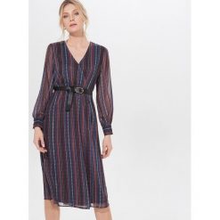 Midi sukienka z paskiem - Wielobarwny. Sukienki damskie Mohito, midi. Za 179,99 zł.