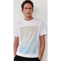 Klasyczny T-shirt z nadrukiem - Biały. Białe t-shirty męskie Reserved, s, z nadrukiem, klasyczne, z klasycznym kołnierzykiem. Za 59,99 zł.