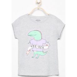 T-shirt z dinozaurem - Jasny szar. Szare t-shirty chłopięce marki Reserved, m. W wyprzedaży za 24,99 zł.