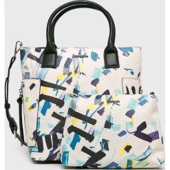 Desigual - Torebka. Białe torebki klasyczne damskie Desigual, w paski, z poliesteru, casualowe, na ramię, bez dodatków. W wyprzedaży za 219,90 zł.