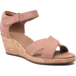 Sandały CLARKS - Un Plaza Cross 261423104 Rose. Różowe klapki damskie Clarks, bez wzorów, ze skóry, bez obcasa, na obcasie. W wyprzedaży za 249,00 zł.