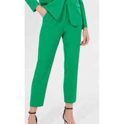 Spodnie loose fit z paskiem - Zielony. Zielone spodnie damskie Mohito. Za 119,99 zł.
