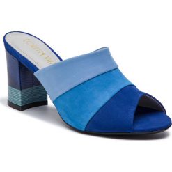 Klapki LORETTA VITALE - 8735-082-445 Azure Ma. Niebieskie klapki damskie marki Loretta Vitale, bez wzorów, ze skóry, bez obcasa, na obcasie. Za 279,00 zł.
