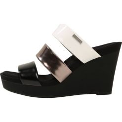 Chodaki damskie: Calvin Klein JILEEAN Klapki black/pewter/plat white