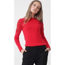 Czerwony Sweter Kyla. Czerwone swetry dziewczęce Born2be, bez wzorów, z koronki, z okrągłym kołnierzem, z długim rękawem, długie, bez kaptura. Za 79,99 zł.
