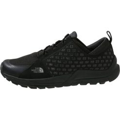 The North Face MOUNTAIN Sneakersy niskie black/smoke. Czarne trampki męskie The North Face, bez wzorów, z tworzywa sztucznego, bez zapięcia. W wyprzedaży za 359,20 zł.