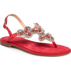 Sandały ALMA EN PENA - V20951 Suede Red. Czerwone klapki damskie Alma en Pena, z aplikacjami, z tworzywa sztucznego, bez obcasa, na obcasie. Za 419,00 zł.