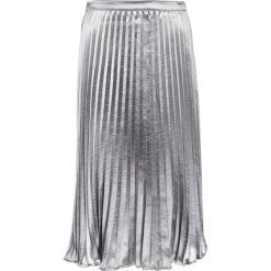 Spódnica plisowana DKNY P9ENEBSB. Szare spódniczki damskie DKNY, bez wzorów, z poliesteru, midi. W wyprzedaży za 319,00 zł.
