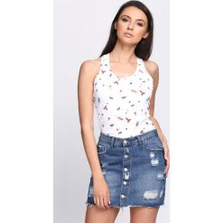 Biała Bluzka Magical. Białe bluzki z odkrytymi ramionami marki bonprix, w kolorowe wzory, z wełny, biznesowe, z kopertowym dekoltem, moda ciążowa. Za 24,99 zł.