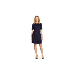 Sukienki Moe M018 Elegancka sukienka z kontrafałdą. Czarne sukienki damskie Moe, s, bez wzorów, eleganckie, bez kołnierzyka, bez rękawów. Za 99,00 zł.