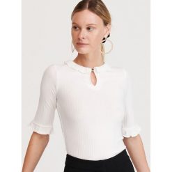 Bluzka z kołnierzykiem - Biały. Białe bluzki damskie Reserved, s, bez wzorów, bez kołnierzyka, bez rękawów. Za 59,99 zł.