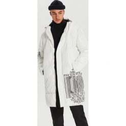 Pikowany płaszcz z kapturem - Biały. Białe płaszcze męskie Cropp, s, bez wzorów, z kapturem. Za 329,99 zł.