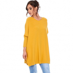 Sweter "Lacy" w kolorze musztardowym. Żółte swetry klasyczne damskie marki Cosy Winter, s, ze splotem, z asymetrycznym kołnierzem. W wyprzedaży za 181,95 zł.