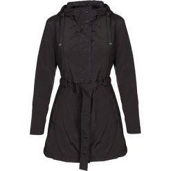 Kurtka w kolorze czarnym. Czarne kurtki damskie Geox, w paski, z tkaniny, bez kaptura. W wyprzedaży za 219,95 zł.
