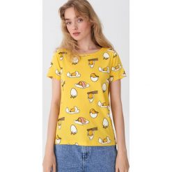 Koszulka z nadrukiem Gudetama - Żółty. Żółte koszulki damskie House, s, z nadrukiem, bez kołnierzyka, bez rękawów. Za 39,99 zł.