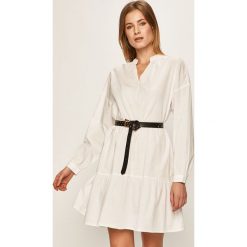 Only - Sukienka. Białe sukienki damskie ONLY, bez wzorów, z bawełny, bez kołnierzyka, z długim rękawem, długie, mini, rozkloszowane. W wyprzedaży za 89,90 zł.