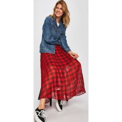 Guess Jeans - Spódnica. Czerwone spódniczki damskie Guess Jeans, na co dzień, z aplikacjami, z poliesteru, casualowe, maxi, rozkloszowane. W wyprzedaży za 459,90 zł.