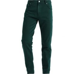 Weekday FRIDAY IN MOROON Jeansy Slim Fit bottle green. Zielone rurki męskie Weekday. W wyprzedaży za 146,30 zł.