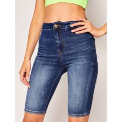 Szorty jeansowe Guess W0GD20 D41F2. Niebieskie szorty damskie Guess, z aplikacjami, z elastanu. W wyprzedaży za 249,00 zł.