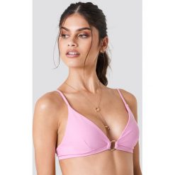 J&K Swim X NA-KD Góra bikini z detalem - Pink. Różowe bikini J&K Swim x NA-KD, z haftami. W wyprzedaży za 36,57 zł.